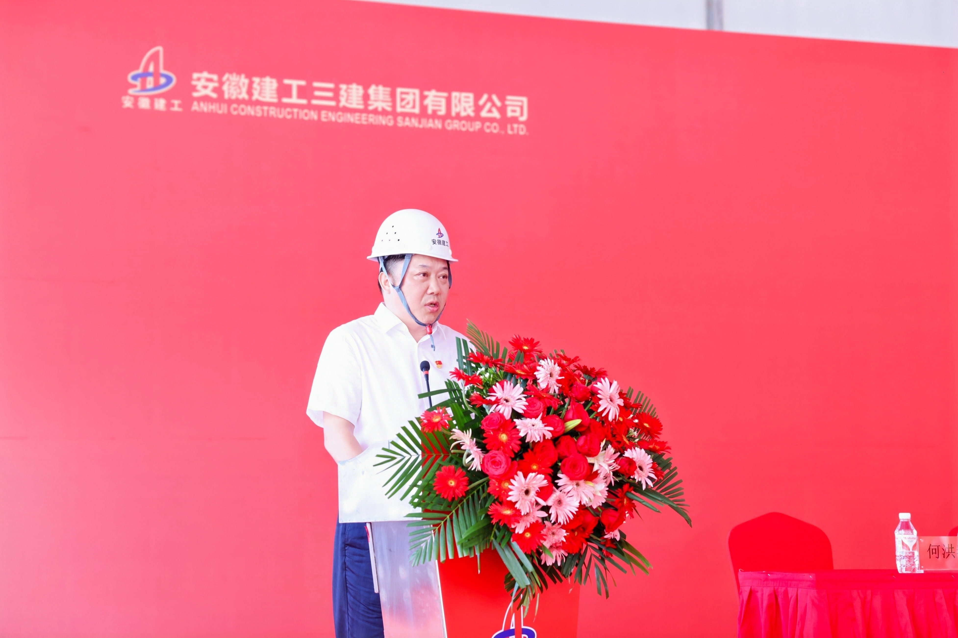 3半岛online(中国)党委书记、董事长何洪春.JPG